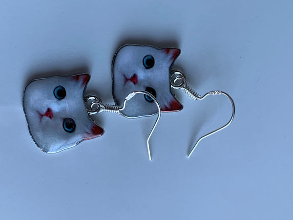 Boucles d’oreilles breloque chat blanc et crochet argent Comme un ange