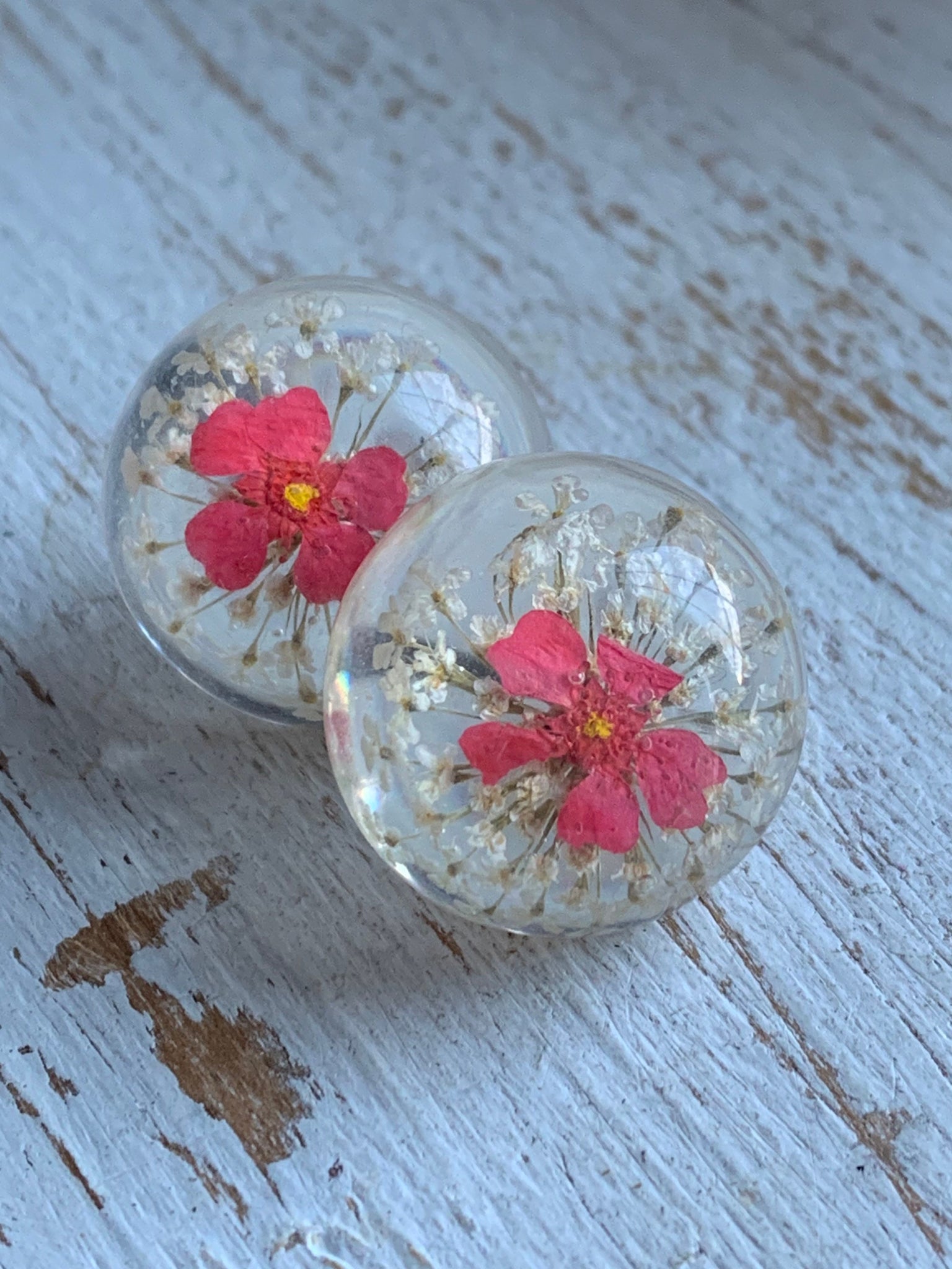 Boucles d’oreilles cabochon de résine et fleur rose Comme un ange