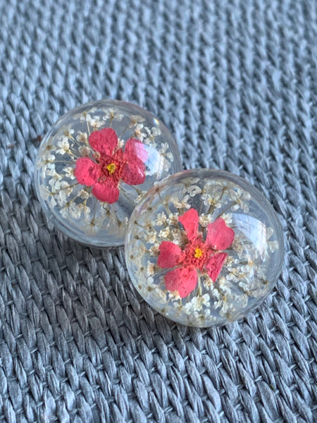 Boucles d’oreilles cabochon de résine et fleur rose