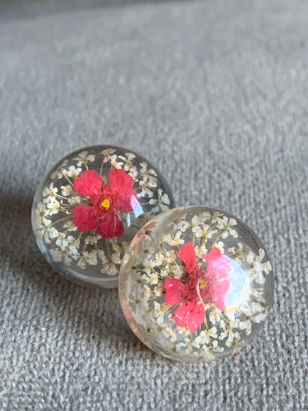 Boucles d’oreilles cabochon de résine et fleur rose Comme un ange