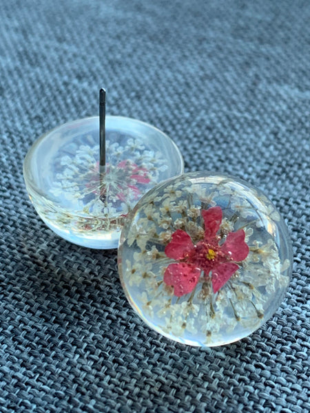 Boucles d’oreilles cabochon de résine et fleur rose