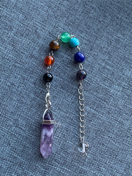 Pendule pierre améthyste mauve sur chaîne alliage de métaux argent et billes de verre chackras arc-en-ciel pendulum mystique Comme un ange