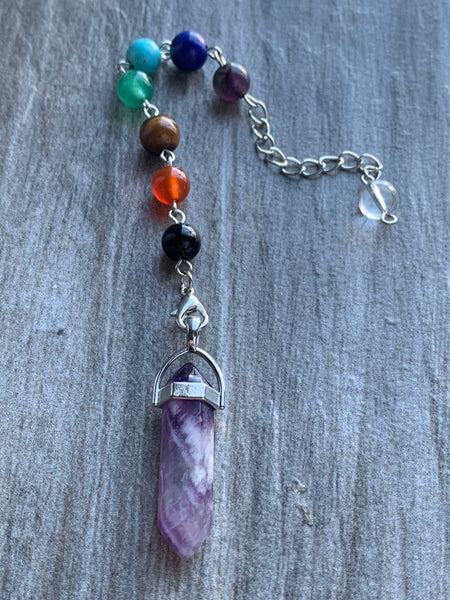 Pendule pierre améthyste mauve sur chaîne alliage de métaux argent et billes de verre chackras arc-en-ciel pendulum mystique Comme un ange
