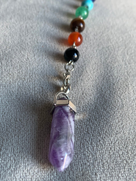 Pendule pierre améthyste mauve sur chaîne alliage de métaux argent et billes de verre chackras arc-en-ciel pendulum mystique Comme un ange