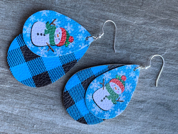 Boucles d’oreilles breloque de cuir bonhomme de neige sur fond bleu Comme un ange