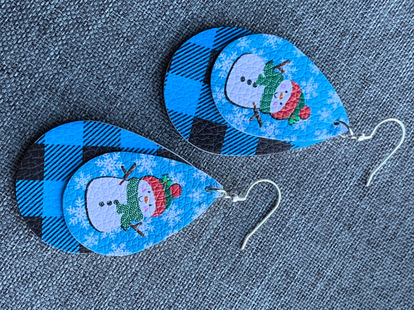 Boucles d’oreilles breloque de cuir bonhomme de neige sur fond bleu Comme un ange