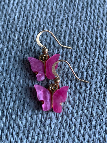 Boucles d’oreilles breloque papillon rose fushia et or Comme un ange