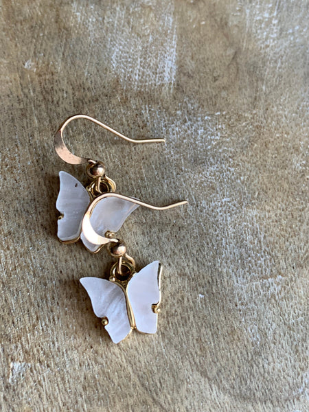 Boucles d’oreilles breloque papillon blanc et or Comme un ange