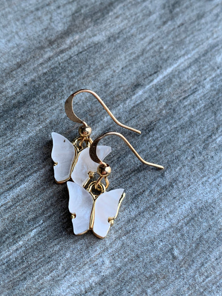 Boucles d’oreilles breloque papillon blanc et or Comme un ange