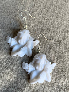 Boucles d’oreilles breloque ange blanc alliage de métaux argent Comme un ange