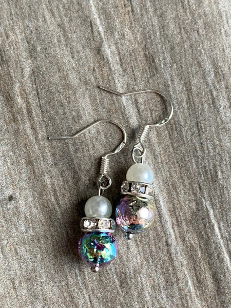 Boucles d’oreilles breloque pierre de lave métallique bleu mauve colorées et perles blanches Comme un ange