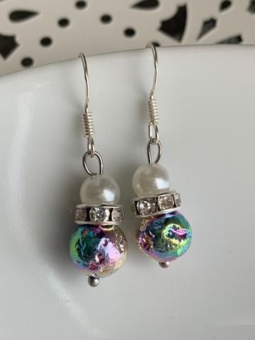 Boucles d’oreilles breloque pierre de lave métallique bleu mauve colorées et perles blanches Comme un ange