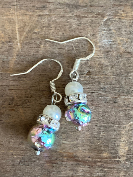 Boucles d’oreilles breloque pierre de lave métallique bleu mauve colorées et perles blanches Comme un ange