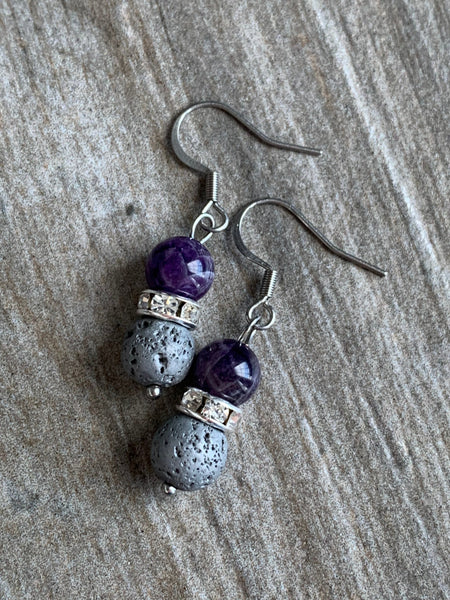 Boucles d’oreilles billes de pierre de lave grises et pierre m mauve Comme un ange