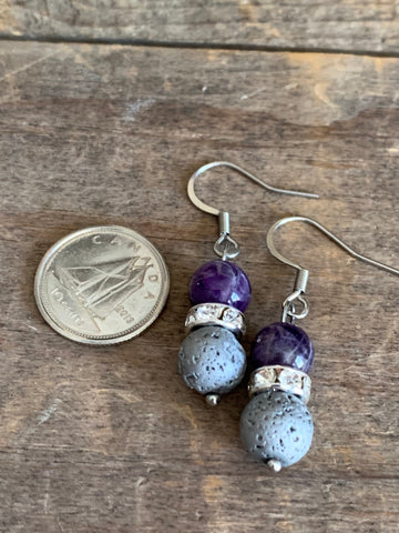 Boucles d’oreilles billes de pierre de lave grises et pierre m mauve Comme un ange