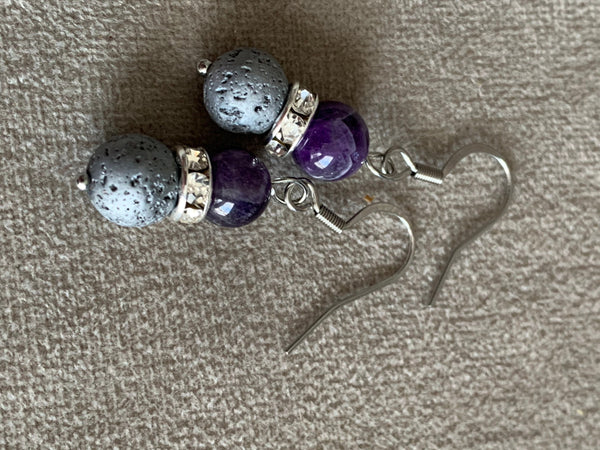 Boucles d’oreilles billes de pierre de lave grises et pierre m mauve Comme un ange