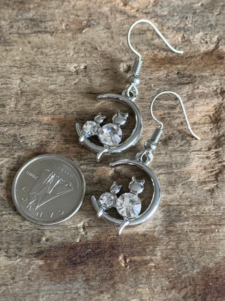 Boucles d’oreilles breloque chaton dans la lune argent Comme un ange