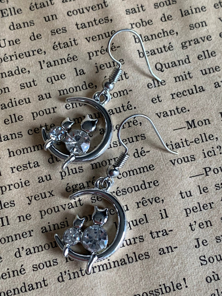 Boucles d’oreilles breloque chaton dans la lune argent Comme un ange