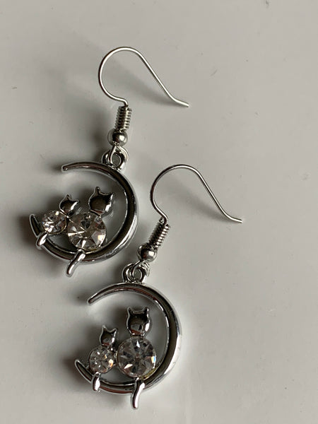 Boucles d’oreilles breloque chaton dans la lune argent Comme un ange