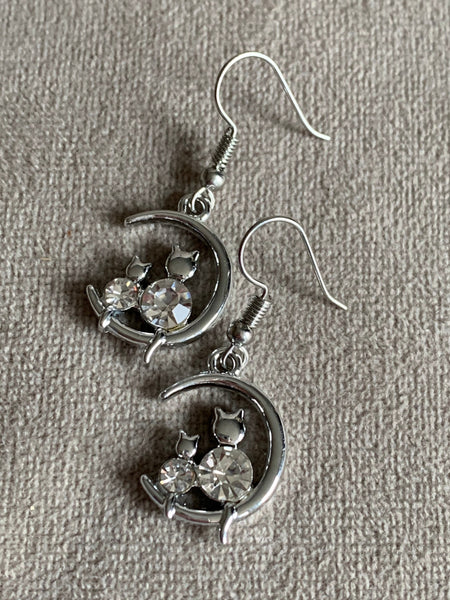 Boucles d’oreilles breloque chaton dans la lune argent Comme un ange