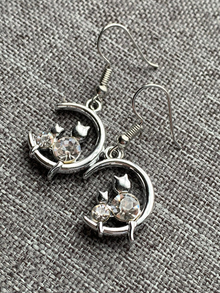Boucles d’oreilles breloque chaton dans la lune argent Comme un ange