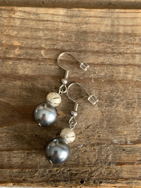 Boucles d’oreilles chic perle bleue et bille grise chic Comme un ange