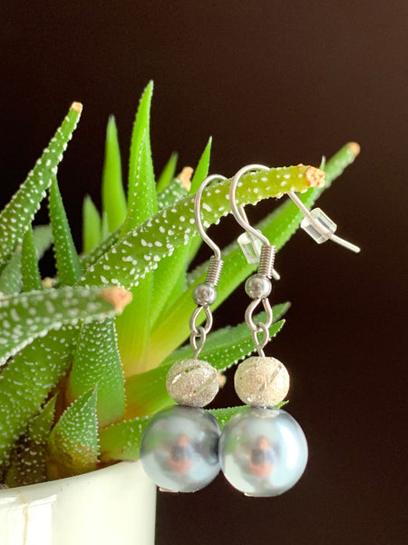 Boucles d’oreilles chic perle bleue et bille grise chic Comme un ange