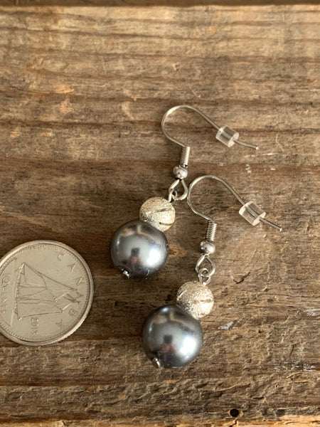 Boucles d’oreilles chic perle bleue et bille grise chic Comme un ange