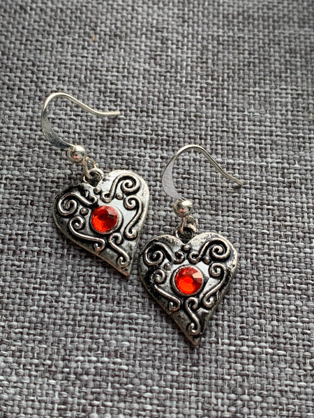 Boucles d’oreilles breloque coeur point rouge Comme un ange