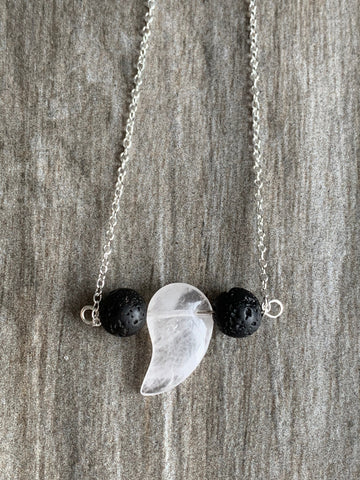 Collier pierre de lave noire et pierre quartz