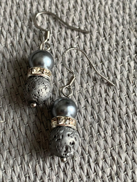 Boucles d’oreilles perles grises  et billes de pierre de lave grises bijoux diffuseur aromathérapie Comme un ange