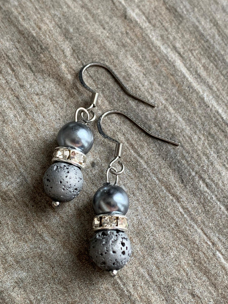 Boucles d’oreilles perles grises  et billes de pierre de lave grises bijoux diffuseur aromathérapie Comme un ange