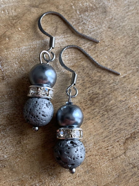Boucles d’oreilles perles grises  et billes de pierre de lave grises bijoux diffuseur aromathérapie Comme un ange