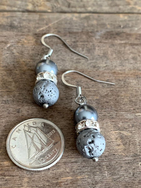 Boucles d’oreilles perles grises  et billes de pierre de lave grises bijoux diffuseur aromathérapie Comme un ange