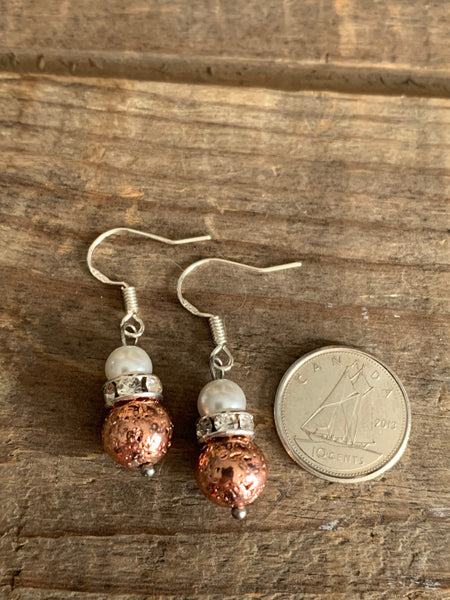 Boucles d’oreilles billes de pierre de lave rose gold et perle blanche chic bijoux diffuseur Comme un ange