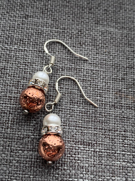 Boucles d’oreilles billes de pierre de lave rose gold et perle blanche chic bijoux diffuseur Comme un ange