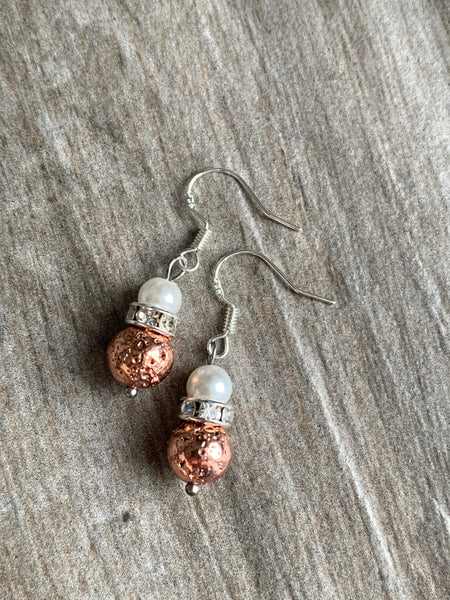 Boucles d’oreilles billes de pierre de lave rose gold et perle blanche chic bijoux diffuseur Comme un ange