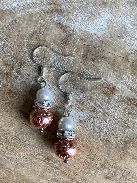 Boucles d’oreilles billes de pierre de lave rose gold et perle blanche chic bijoux diffuseur Comme un ange