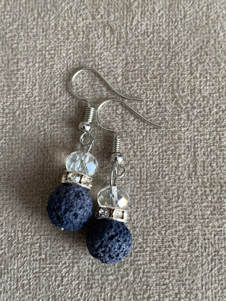 Boucles d’oreilles pierre de lave bleue royale et perle transparente Comme un ange