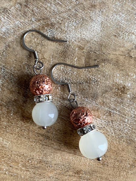 Boucles d’oreilles billes de pierre de lave rose gold alliage de métaux argent et billes de verre blanche Comme un ange