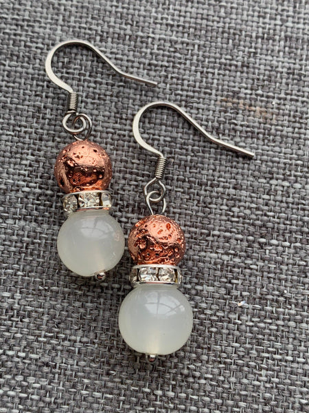 Boucles d’oreilles billes de pierre de lave rose gold alliage de métaux argent et billes de verre blanche Comme un ange