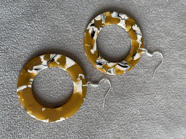 Boucles d’oreilles résine  jaune et noire blanc Comme un ange
