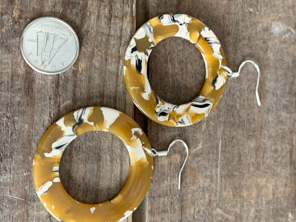 Boucles d’oreilles résine  jaune et noire blanc Comme un ange