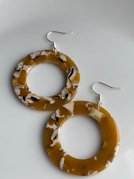 Boucles d’oreilles résine  jaune et noire blanc Comme un ange