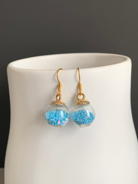 Boucles d’oreilles breloque de verre avec des confettis bleus alliage de métaux or Comme un ange