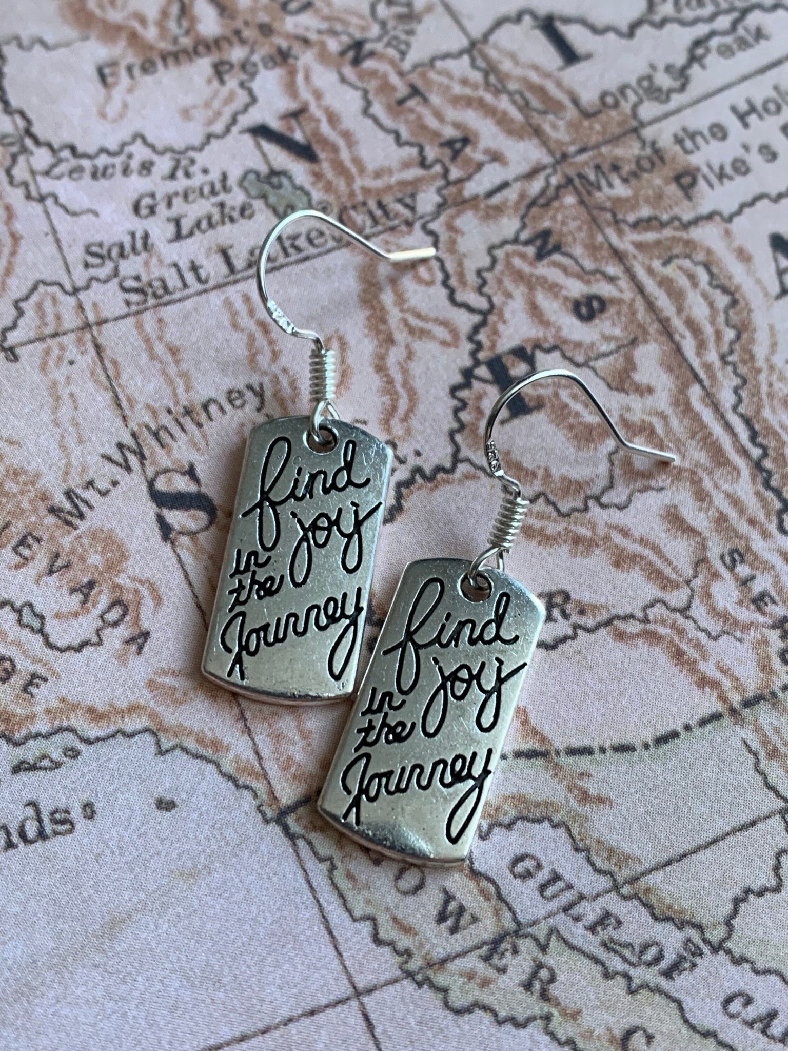 Boucles d’oreilles find joy into your journey earrings Words Comme un ange