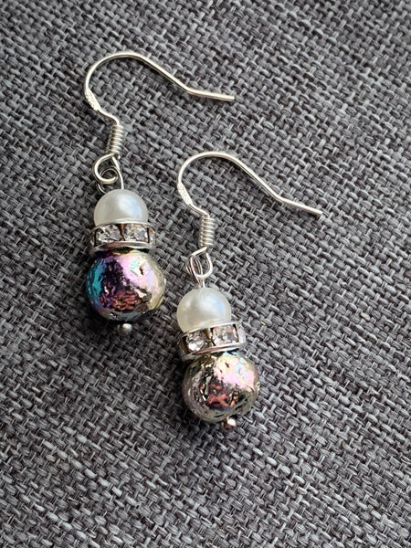 Boucles d’oreilles breloque pierre de lave métallique bleu mauve colorées et perles blanches Comme un ange