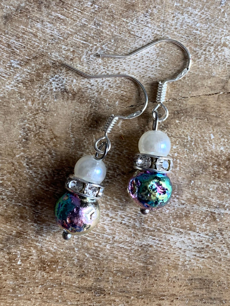 Boucles d’oreilles breloque pierre de lave métallique bleu mauve colorées et perles blanches Comme un ange