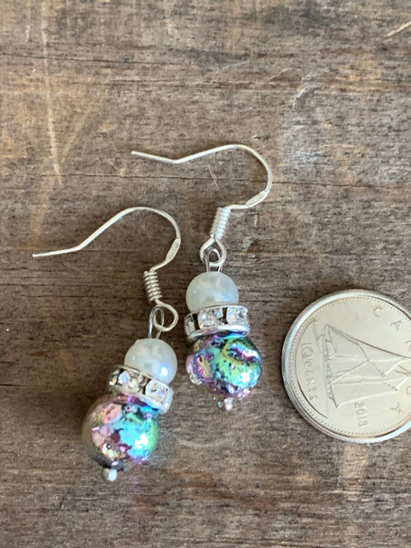 Boucles d’oreilles breloque pierre de lave métallique bleu mauve colorées et perles blanches Comme un ange