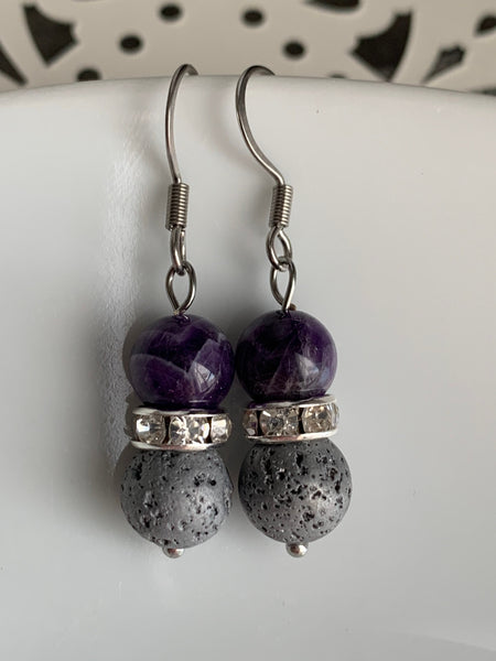 Boucles d’oreilles billes de pierre de lave grises et pierre m mauve Comme un ange